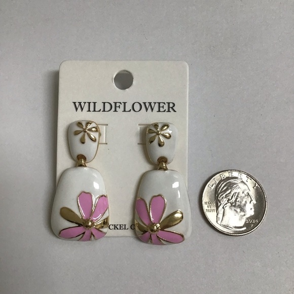 Daisy Enamel Pierced Earrings White Pink Gold Tone Elegant Summer Chic Look NEW - Picture 5 of 9